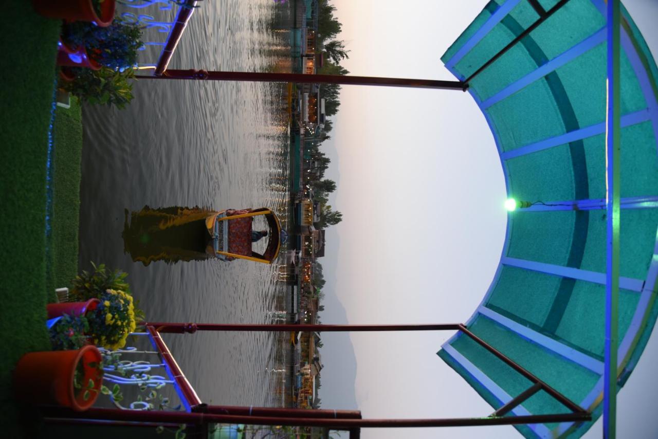 The Heritage Safina Group Of Houseboats Otel Srīnagar Dış mekan fotoğraf